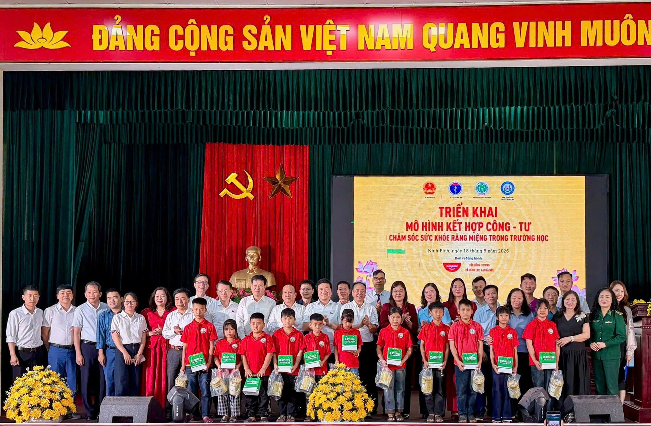 Các đại biểu cùng thầy, cô giáo và các em học sinh trường tiểu học Đồng Du chụp ảnh lưu niệm